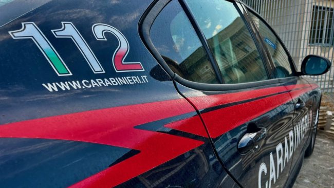 Viola il divieto di avvicinamento al padre e aggredisce i carabinieri: arrestato 61enne