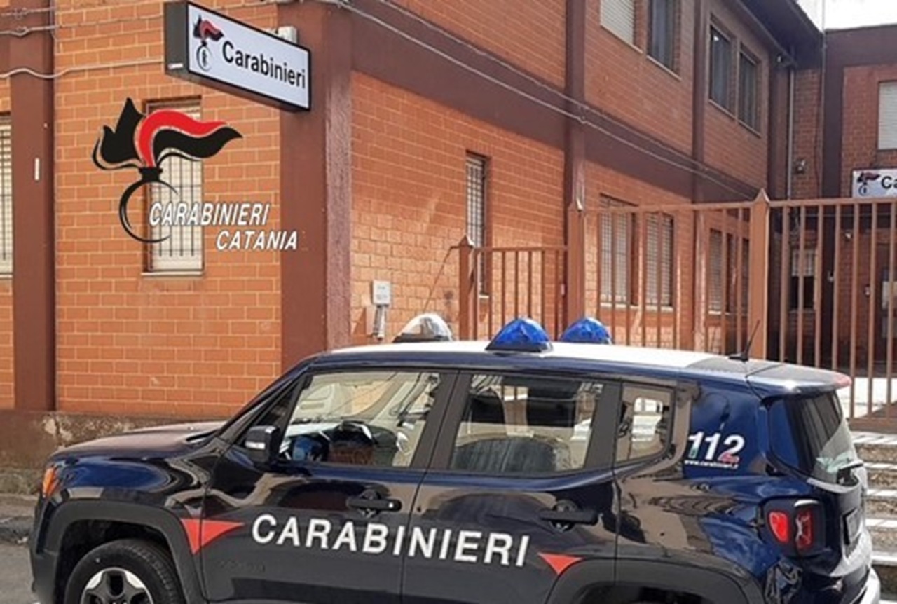 In preda a una crisi aggredisce i carabinieri: 38enne denunciato a Catania