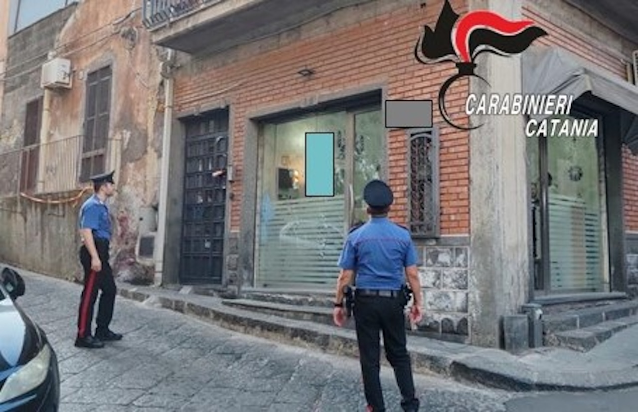 Misterbianco, armato di ascia semina il panico davanti a una barberia: arrestato
