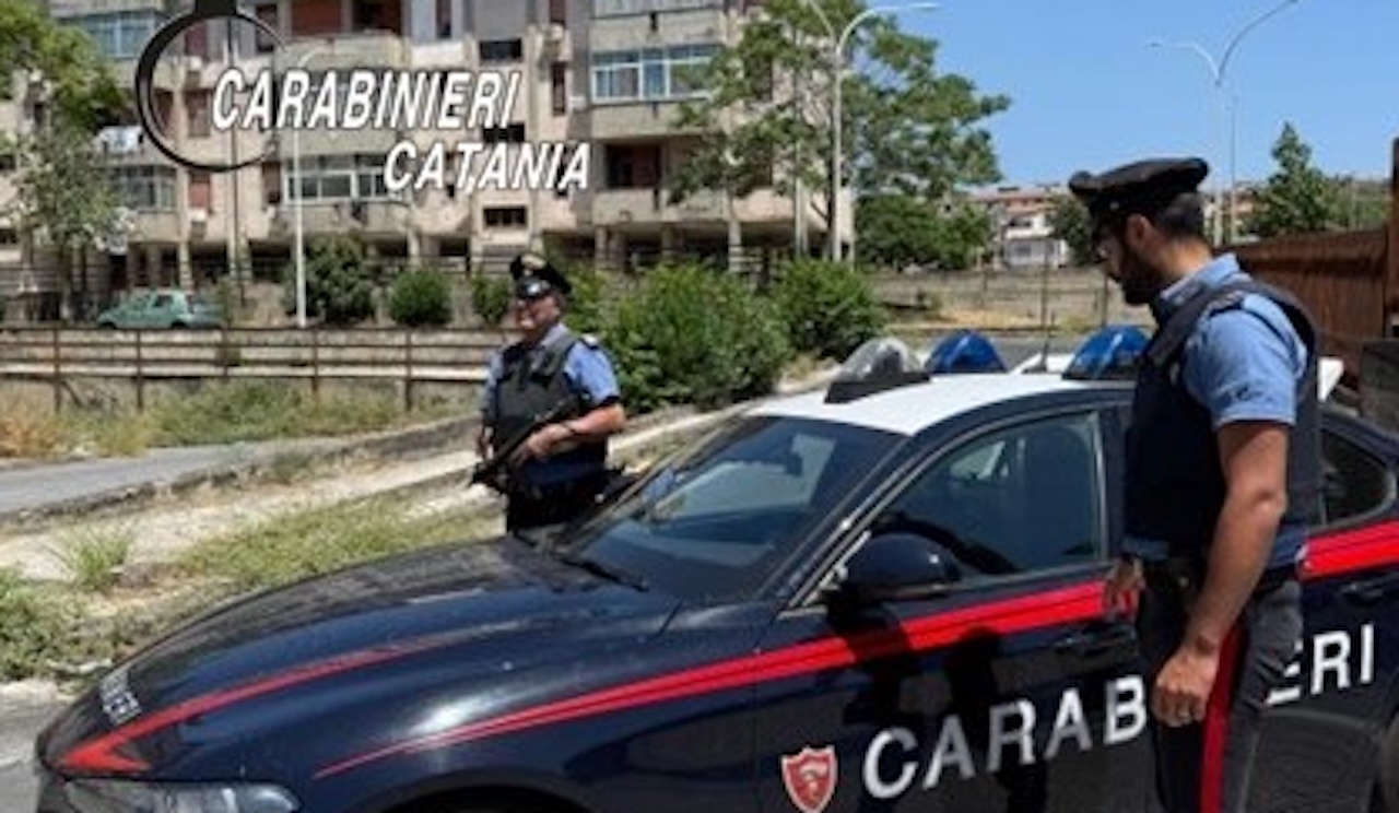 Catania, lite condominiale finisce nel sangue: un uomo accoltellato e uno arrestato