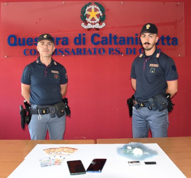 Gela, sorpreso in via Crispi con un involucro di crack: arrestato pusher 46enne