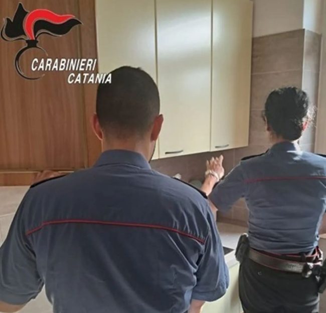 Giarre, nascondeva droga e munizioni in un “appartamento segreto”: arrestato 23enne