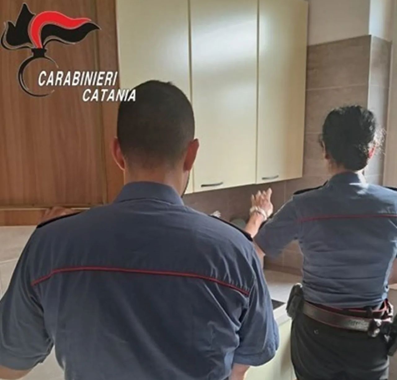 Giarre, nascondeva droga e munizioni in un “appartamento segreto”: arrestato 23enne