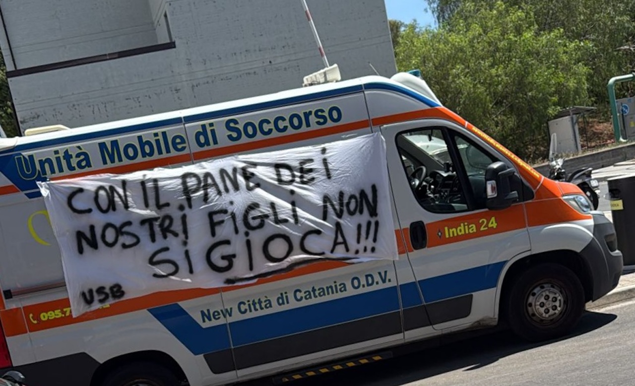 Barellieri ambulanze a Catania con stipendi in ritardo, proclamato stato di agitazione