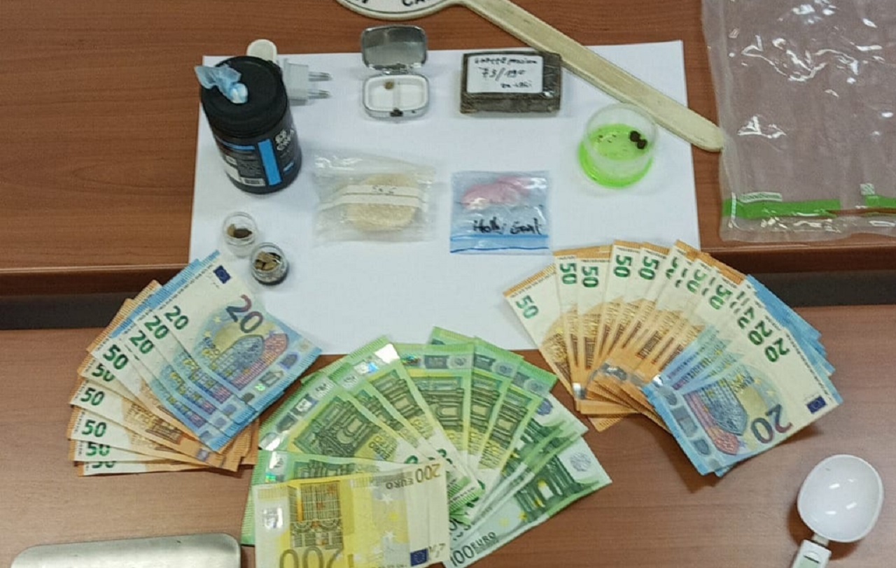 Coppia “stupefacente” beccata a Modica: droga nascosta in un plico e un caricabatterie