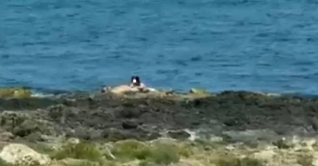 Scene hot tra gli scogli in Sicilia. Cosa rischia “il regista”