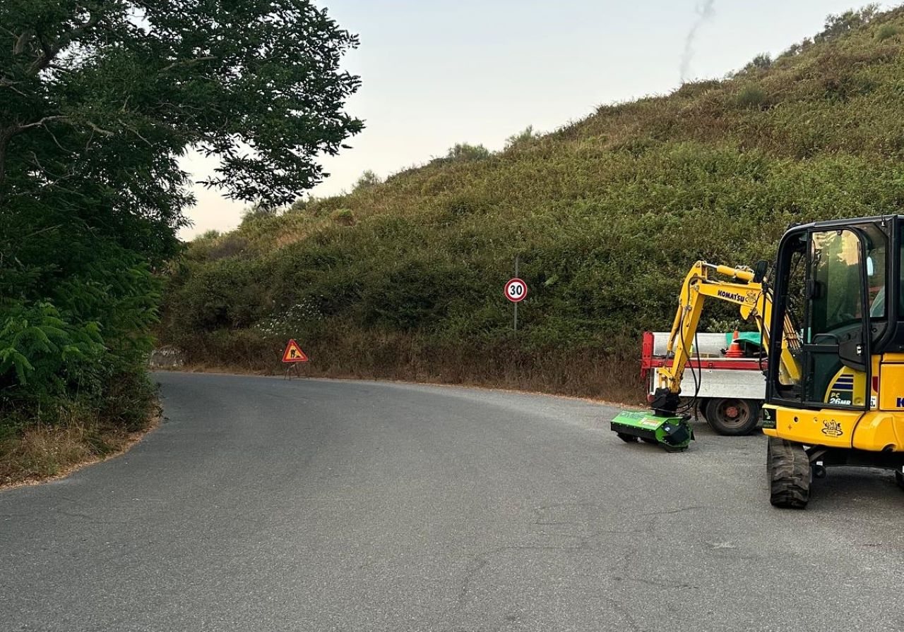 Isole Eolie, in corso gli interventi di scerbatura lungo la strada di penetrazione agricola Vulcano-Gelso
