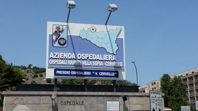 Auto si ribalta in viale delle Alpi a Palermo: ferito il conducente