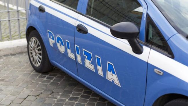Palermo, danneggia con una mazza auto e citofoni e si barrica in casa: denunciato 68enne