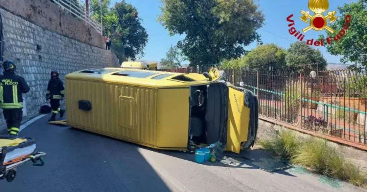 Pulmino ribaltato a Palermo: scattano sanzioni e proseguono le indagini