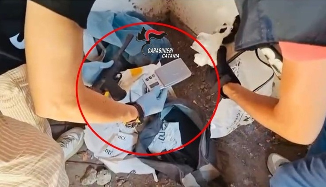 Mini arsenale e crack in una palazzina a San Cristoforo: arrestato 32enne