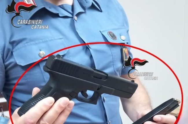 San Pietro Clarenza, il gatto della vicina gli entra in casa e lui la minaccia con una pistola: denunciato