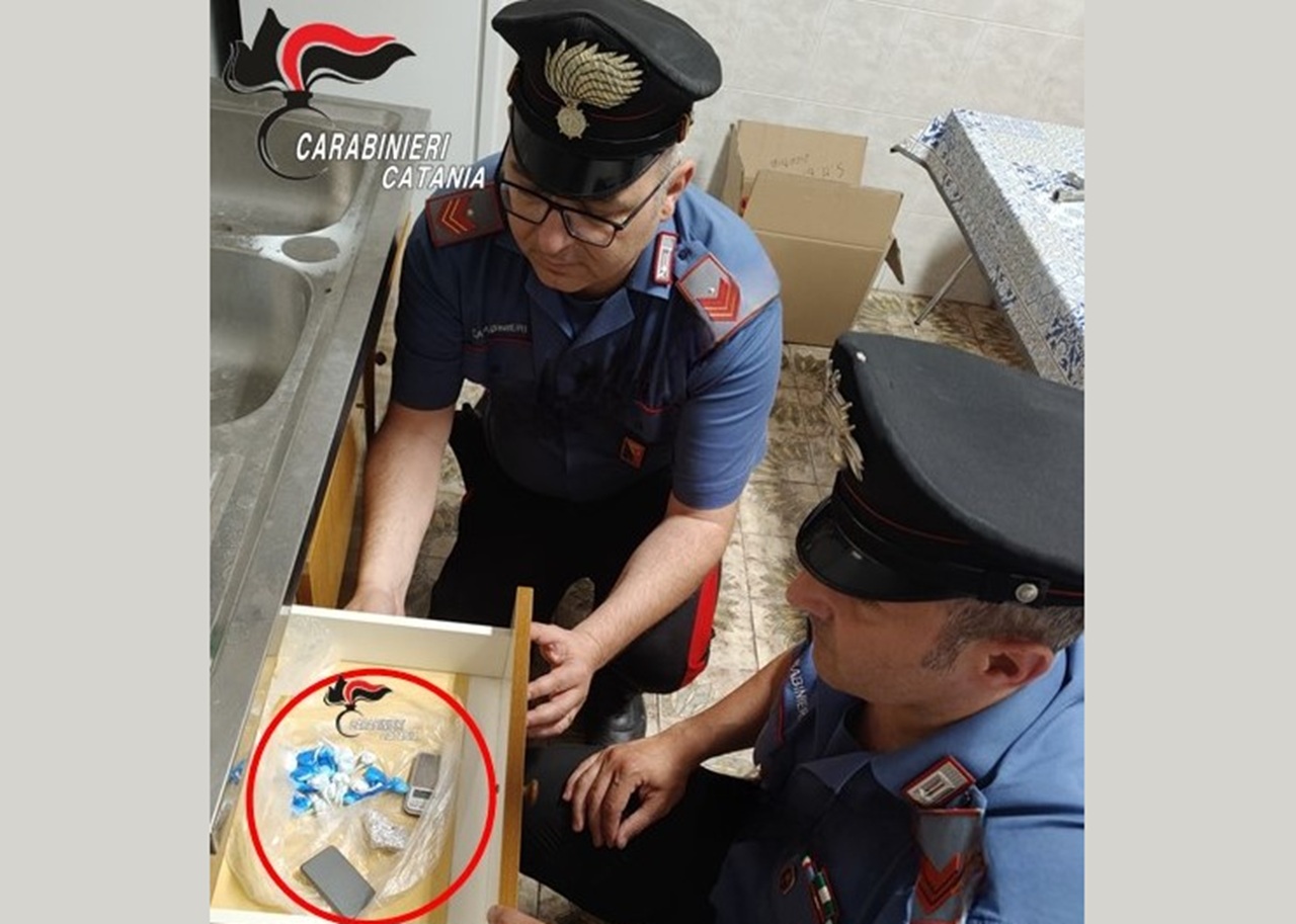 Spacciava nonostante i domiciliari: arrestato 21enne nel Catanese