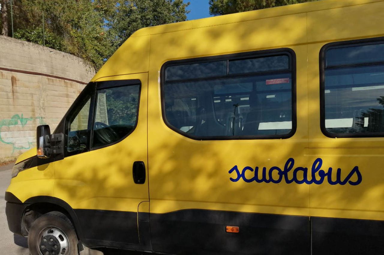 Incidente a Palermo tra scuolabus e auto: otto bambini in ospedale