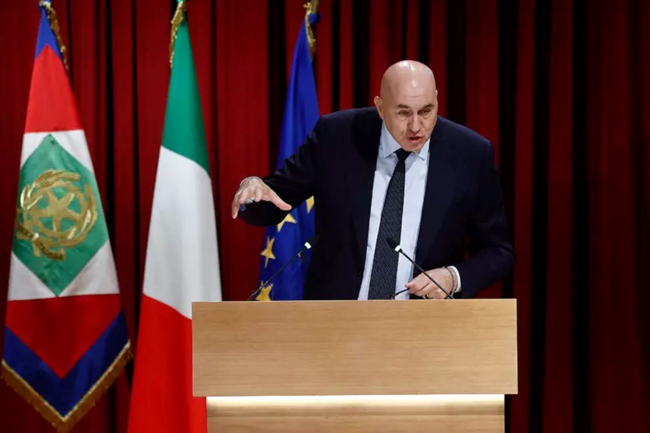 Crosetto: “In Sicilia addestrati piloti F35, primo posto fuori dagli Usa”