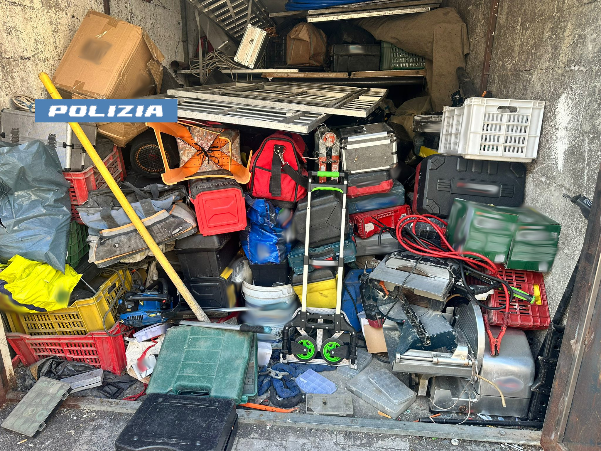 Trasforma il proprio garage in un deposito di droga e di utensili rubati