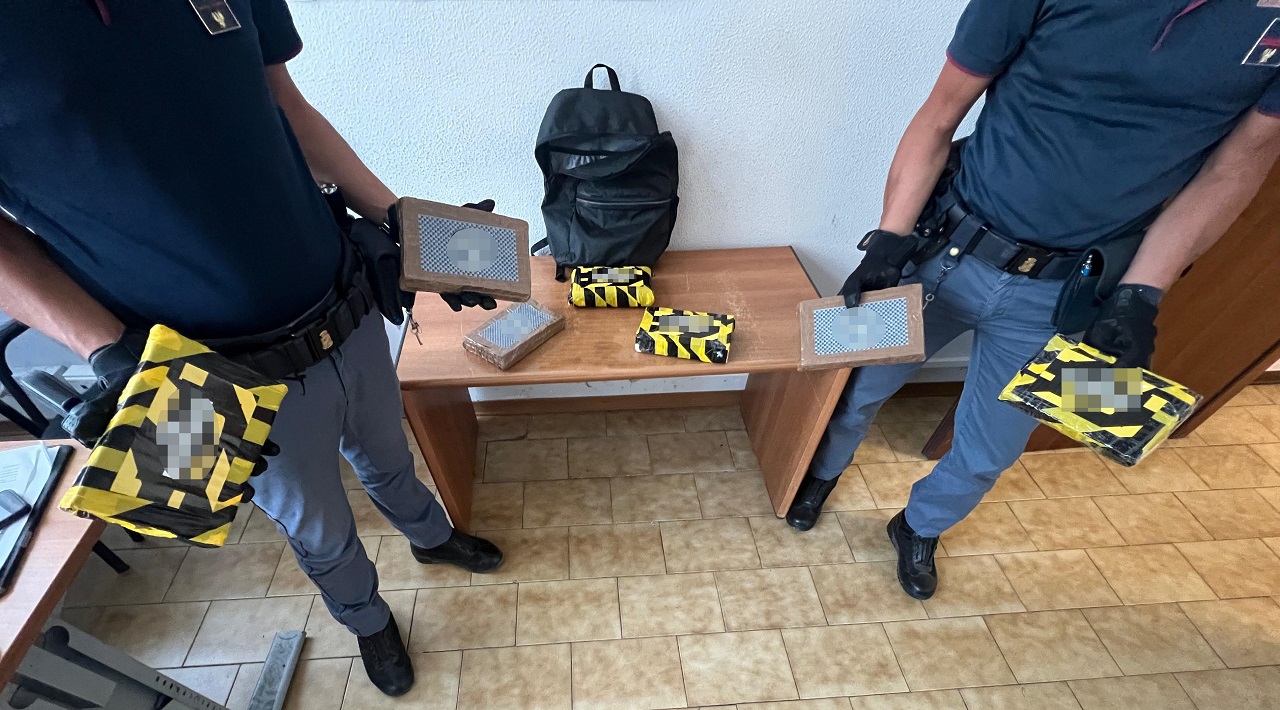 La “soffiata” su oltre 7 kg di droga in una casa abbandonata di Catania – VIDEO