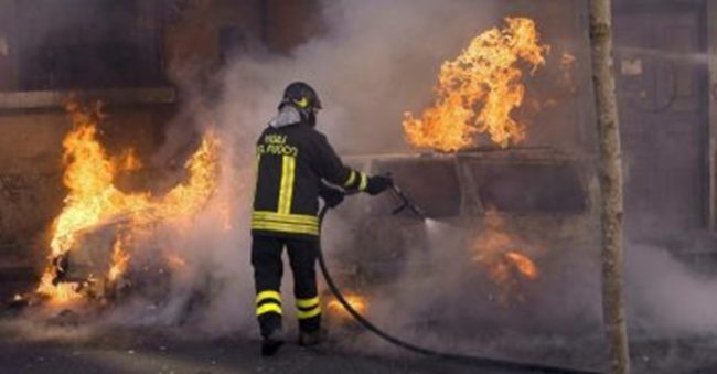 Tre auto in fiamme a Palermo: incendi sospetti