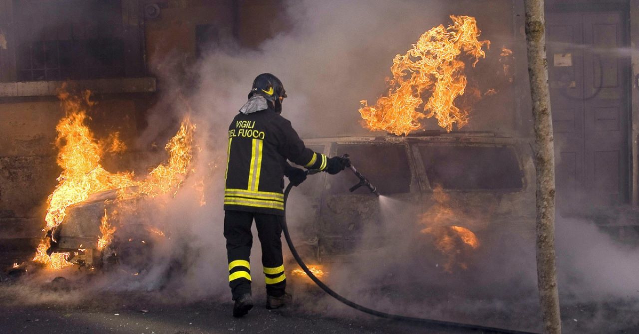 Incendio alla Playa di Catania: necessario l’intervento di vigili del fuoco e Forestale