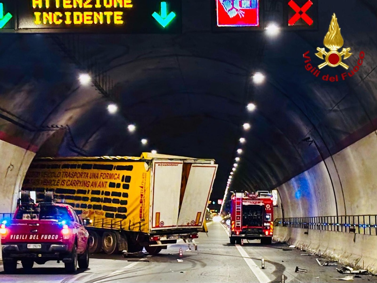 Incidente in una galleria della A18: camion si incastra nell’uscita di emergenza