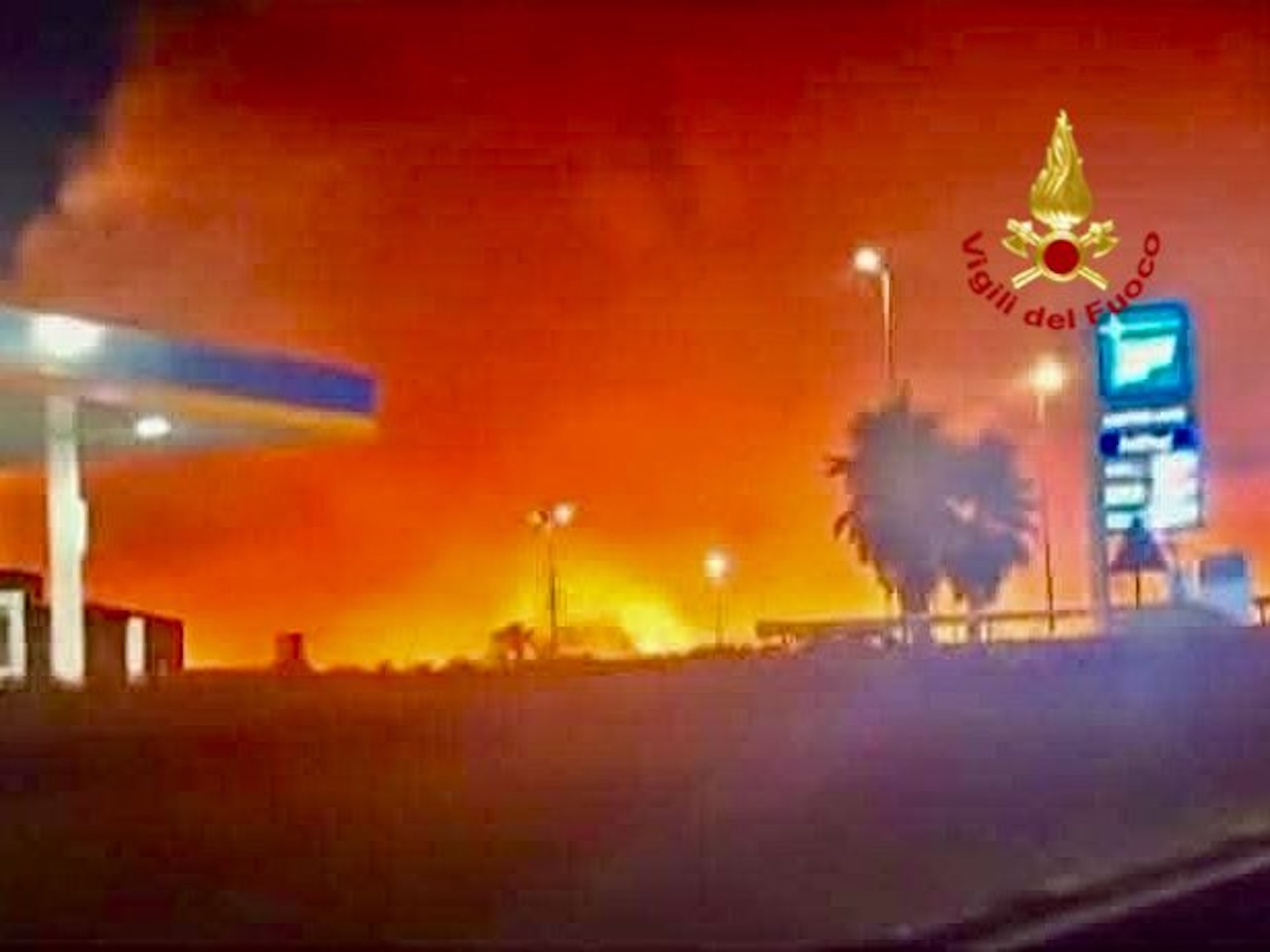 Belpasso, incendio nei pressi di Etnapolis: fiamme minacciano distributore e capannoni