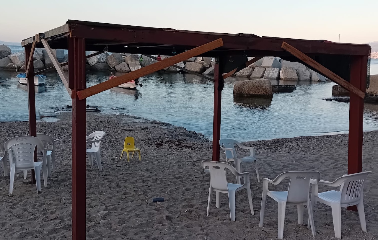 Messina, blitz contro l’abusivismo sulle spiagge di Ganzirri: sequestrati 150 ombrelloni e 500 attrezzature
