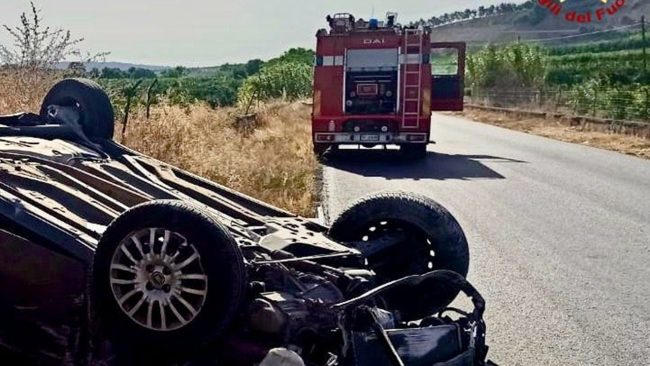 Incidente sulla Statale 385, auto si ribalta: donna in elisoccorso al Cannizzaro