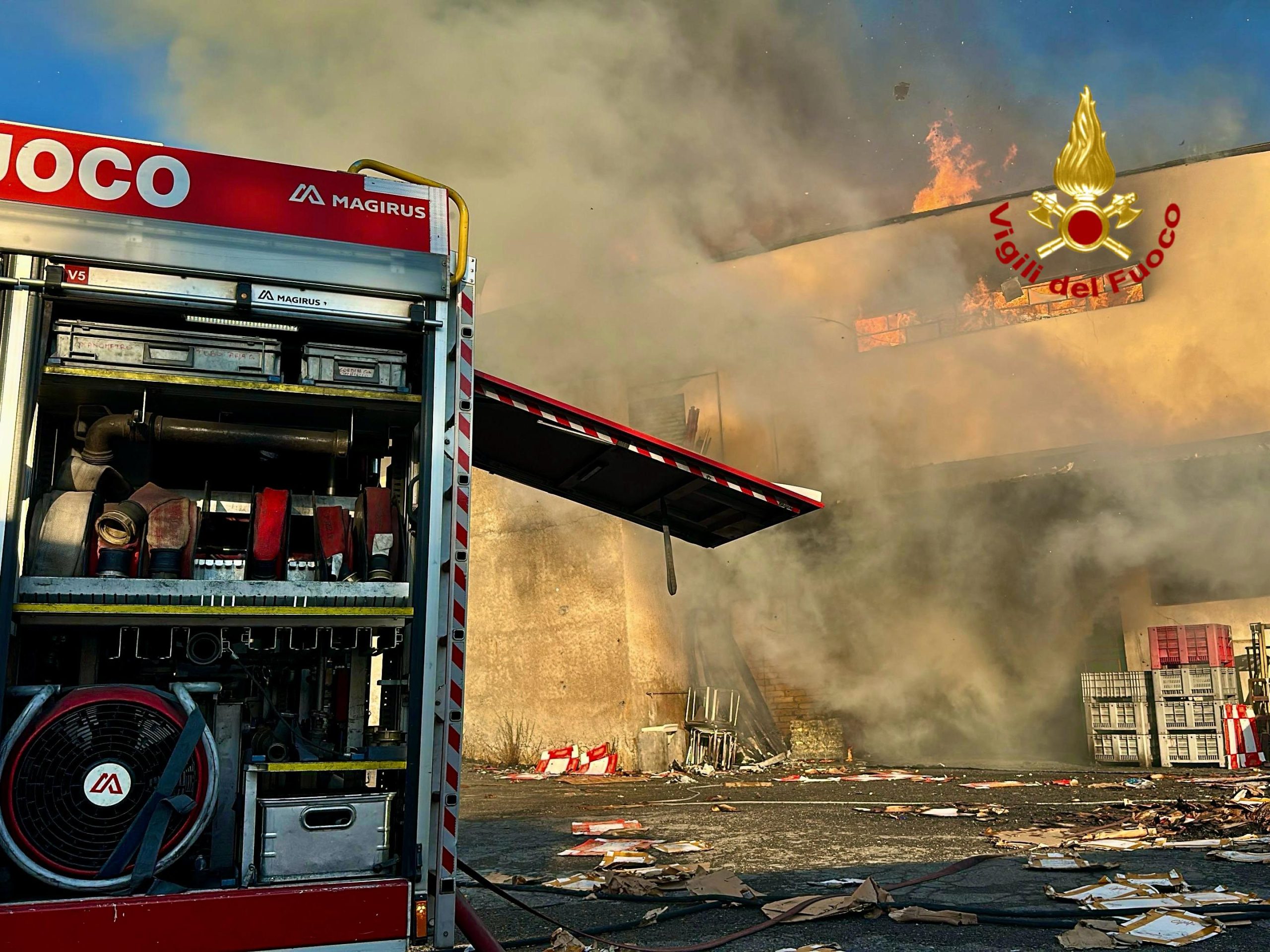 Vasto incendio a Paternò, vigili del fuoco al lavoro per domare le fiamme