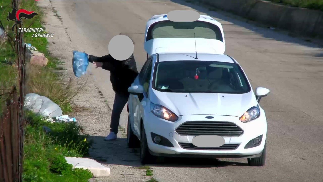 Agrigento, abbandonano rifiuti in aree pubbliche: notificati 9 decreti penali di condanna