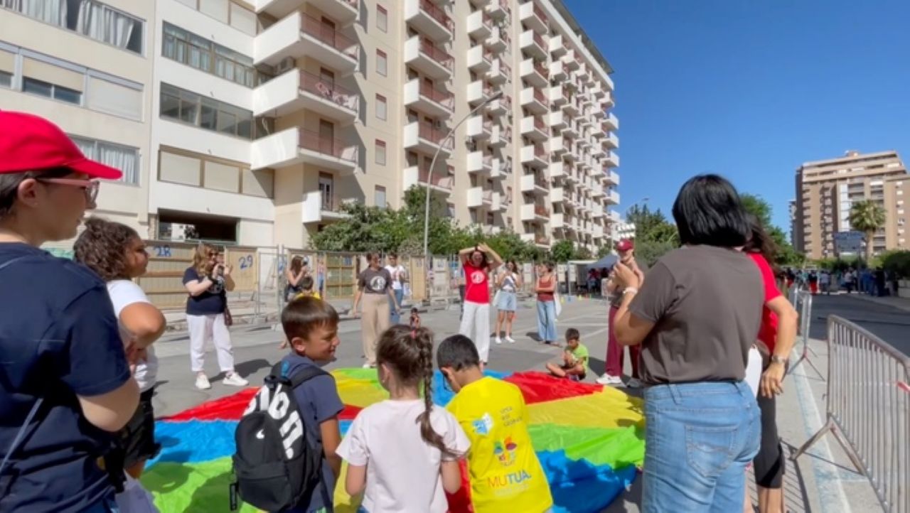 Alla distruzione si contrappone l’innocenza: i bambini colorano Via D’Amelio