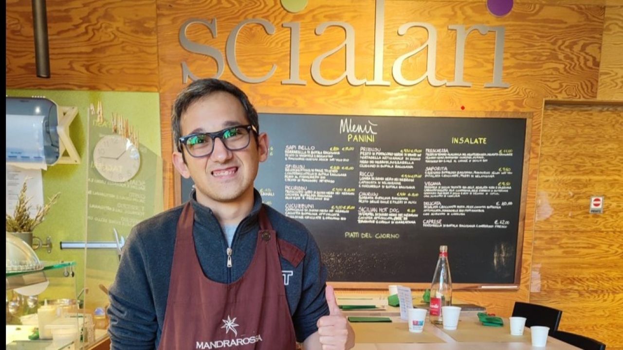Giovane investito a Catania lasciato con 20 euro in mano: la storia di Salvo e la fragile autonomia di un ragazzo disabile