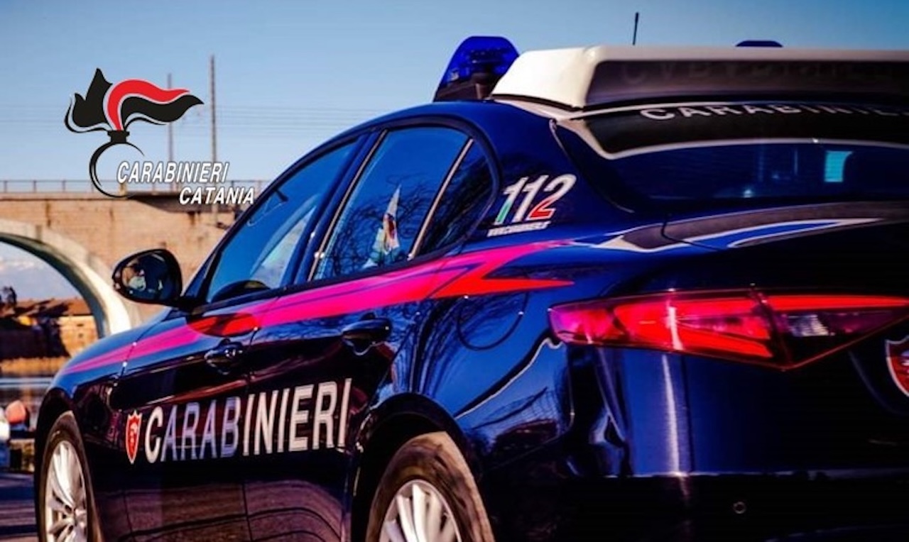 Inseguimento con sparatoria a Caltagirone: SUV forza posto di blocco, caccia al fuggitivo