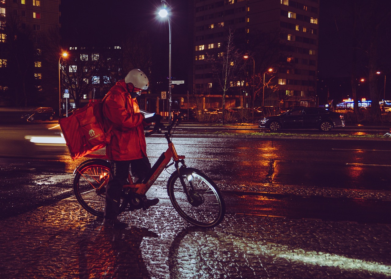 Emergenza caldo, accordo tra Filt Cgil e Just Eat: migliorano le condizioni di lavoro per i rider di Palermo