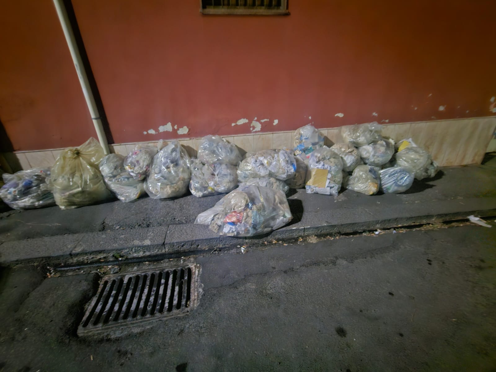 Rifiuti, nuovo blitz della polizia locale a Catania: 62 multe per conferimento scorretto