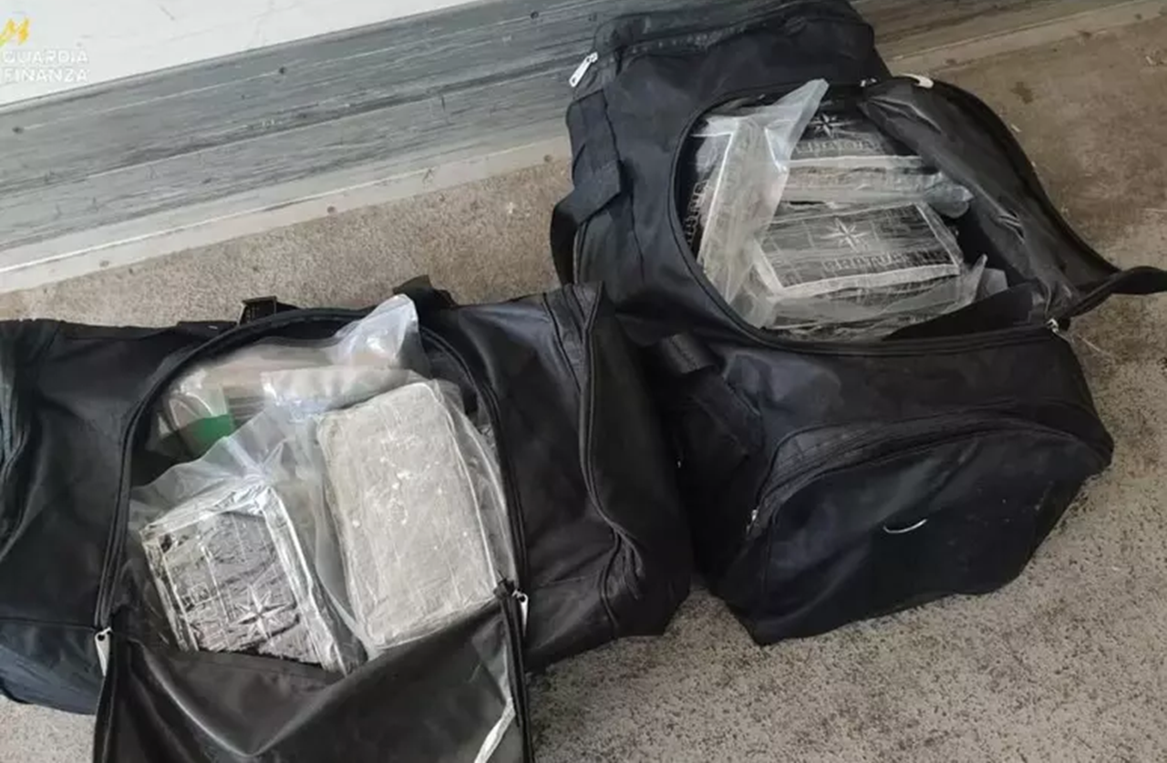 Due borsoni pieni di droga nascosti in un tir: arrestato autotrasportatore