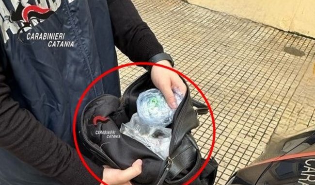 Spaccio di droga a Catania, arrestato un 24enne in via Capinera