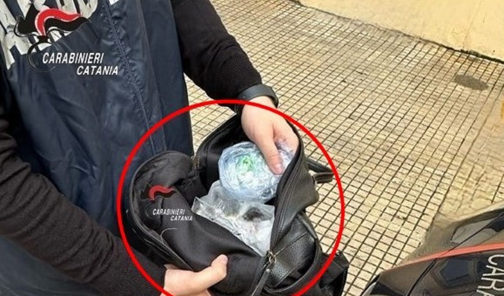 Spaccio di droga a Catania, arrestato un 24enne in via Capinera