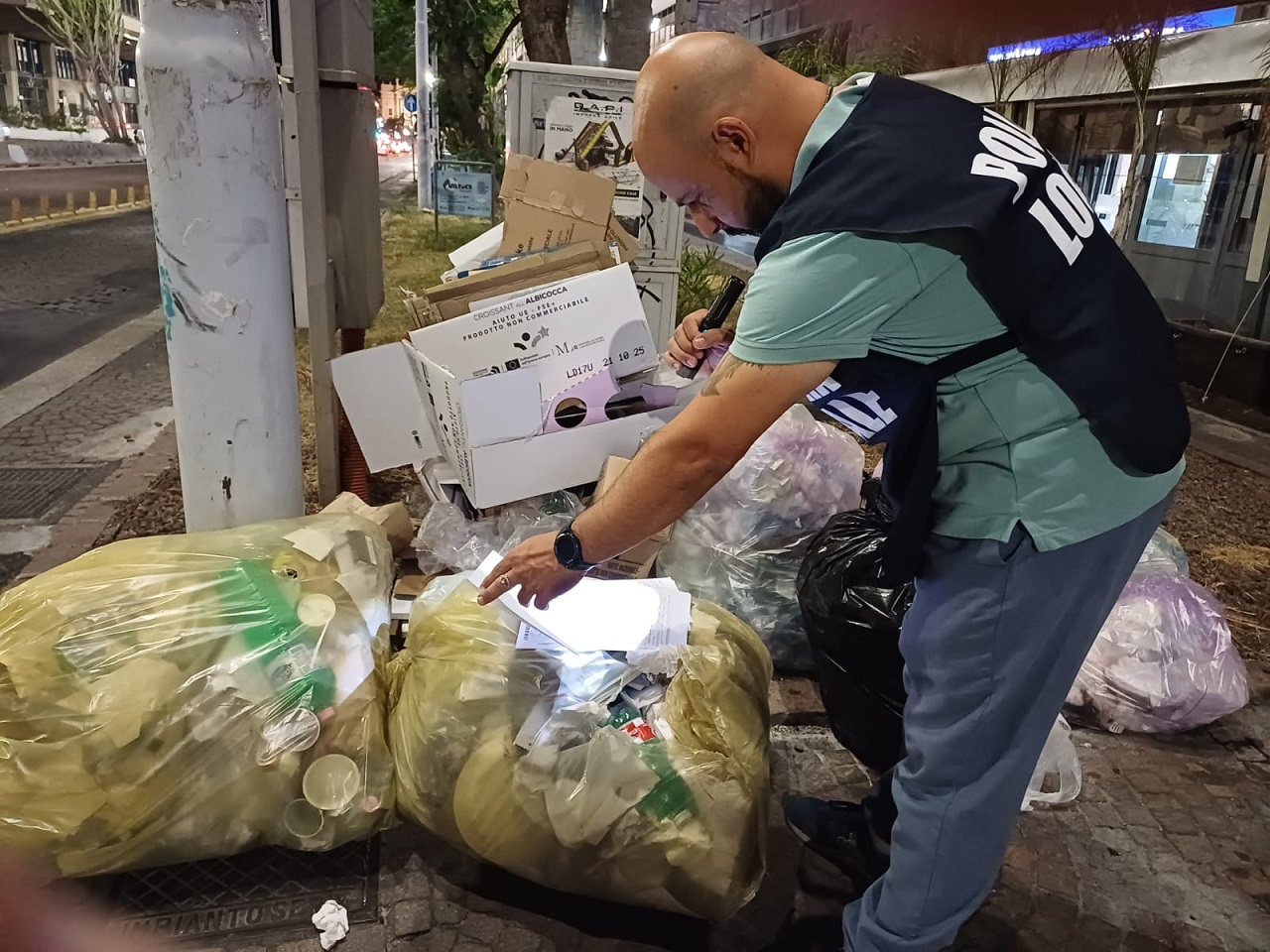 Rifiuti abbandonati a Catania, “pioggia” di multe dopo gli appostamenti in borghese