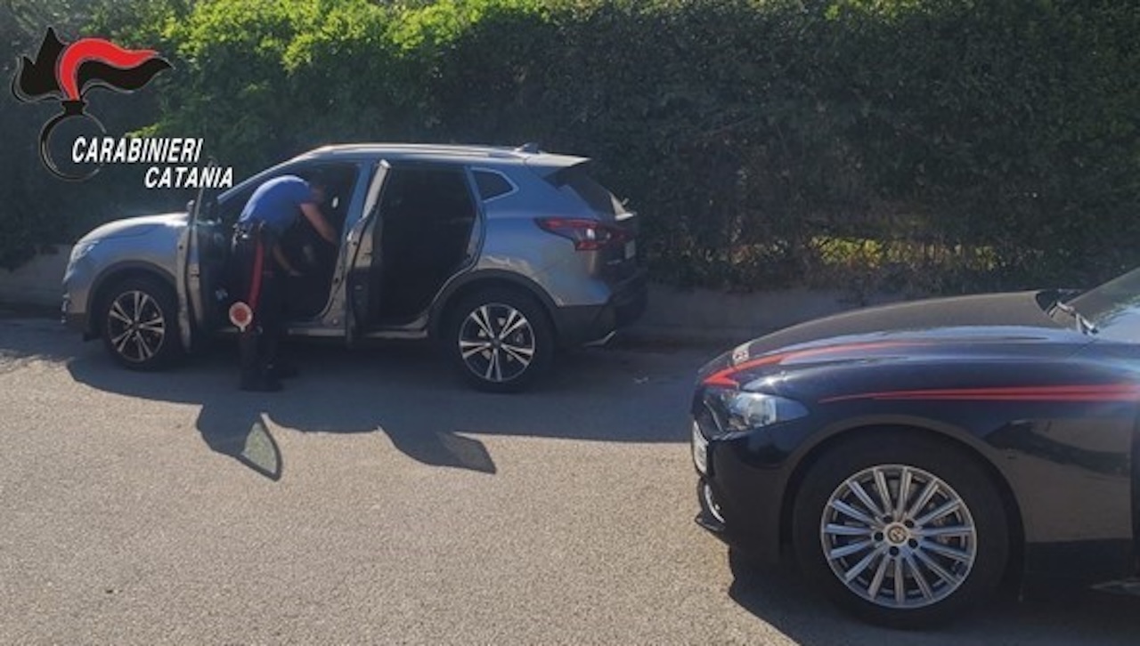 Giarre, fermato con “pietre” di cocaina in auto: denunciato 43enne