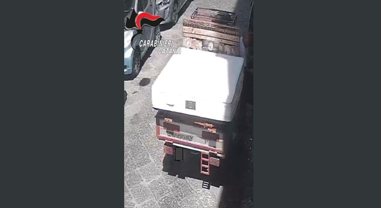 Catania, abbandona un materasso in strada: denunciato 25enne