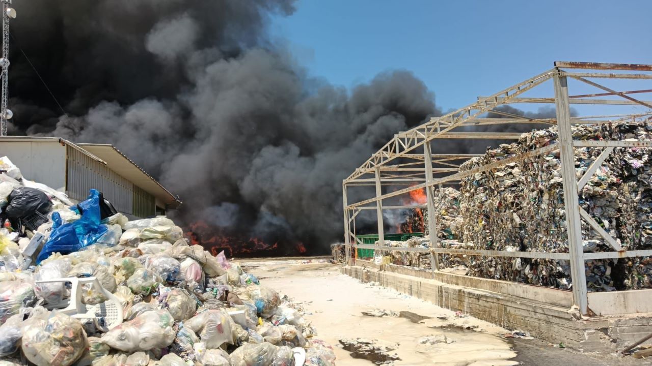 Ancora fumo per il vasto incendio alla Ecomac di Augusta – VIDEO