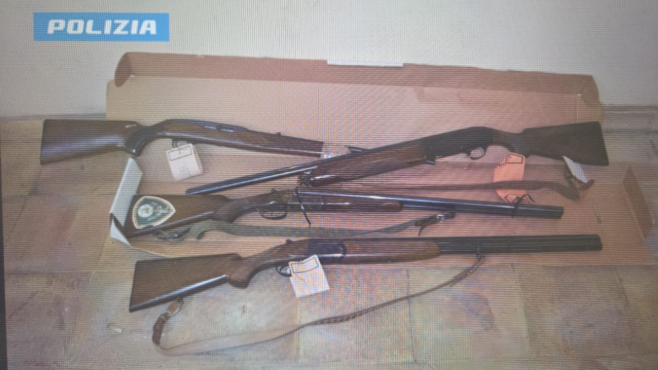 Alcamo, spara due colpi sotto casa del rivale: un arresto
