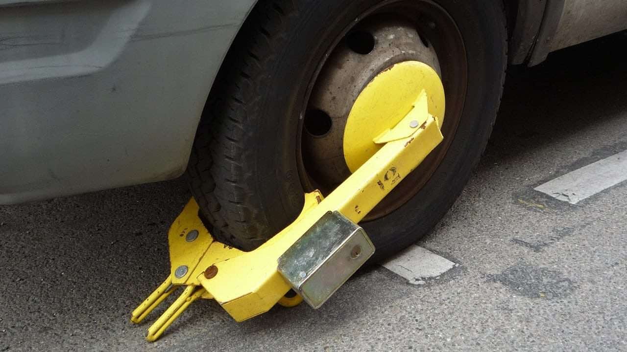 Catania, rompe ganasce dell’auto e tenta la fuga: era senza patente, assicurazione e revisione