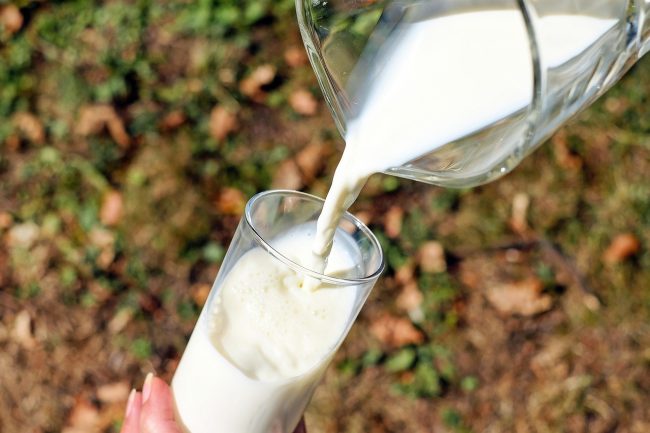 Apre una bottiglia di latte ma trova dei pezzi di vetro: denuncia a Vittoria