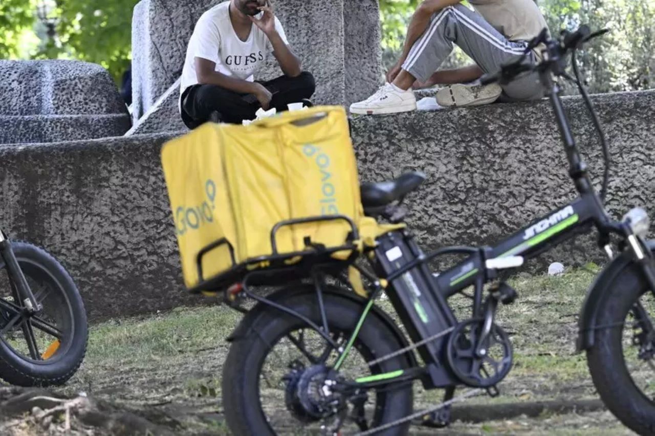 Tribunale di Milano obbliga Glovo ad un immediato confronto su rischi caldo per rider