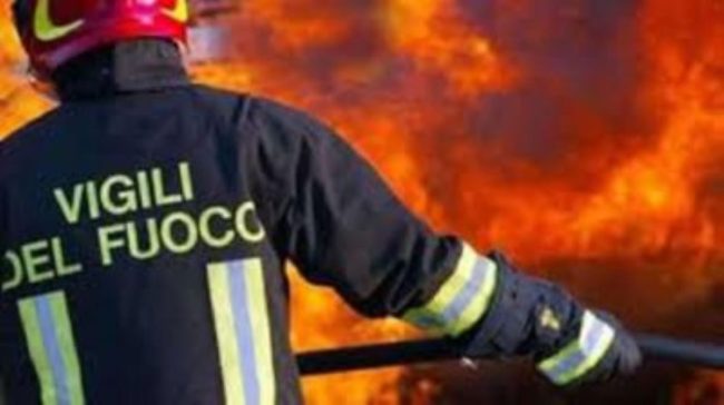 Decine di incendi in Sicilia per il grande caldo: fiamme anche a Belpasso