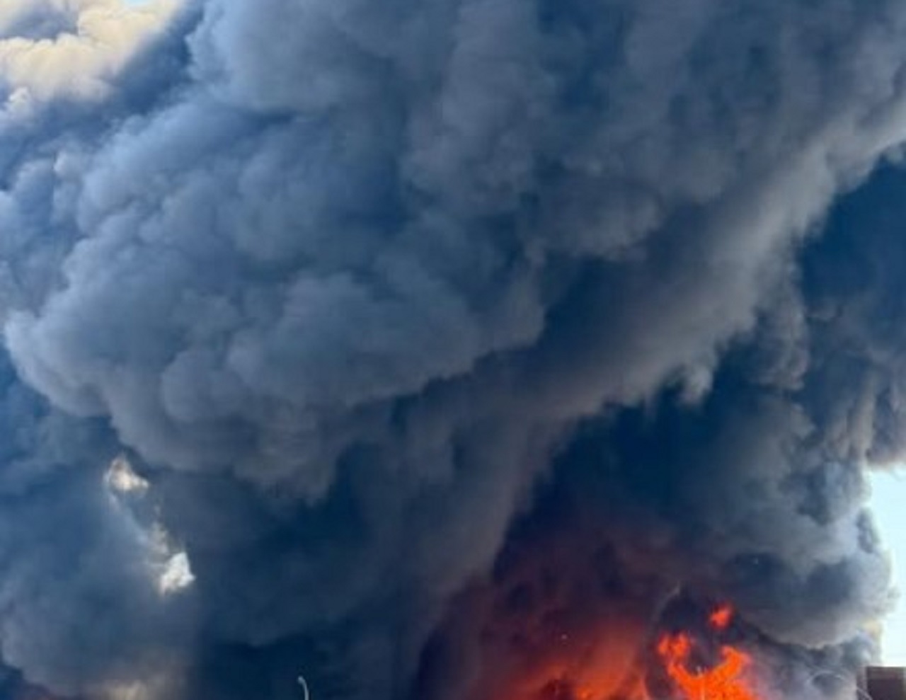 Una nube nera avvolge Augusta: l’incendio vicino una cementeria