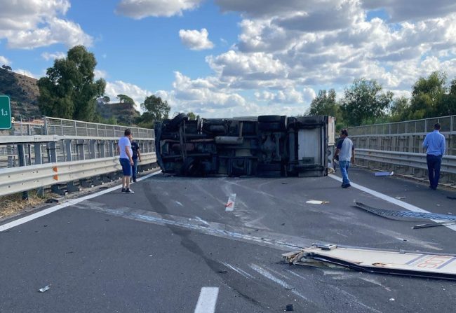 Incidente sulla Catania-Messina: Tir si ribalta nei pressi del casello di Tremestieri, traffico paralizzato