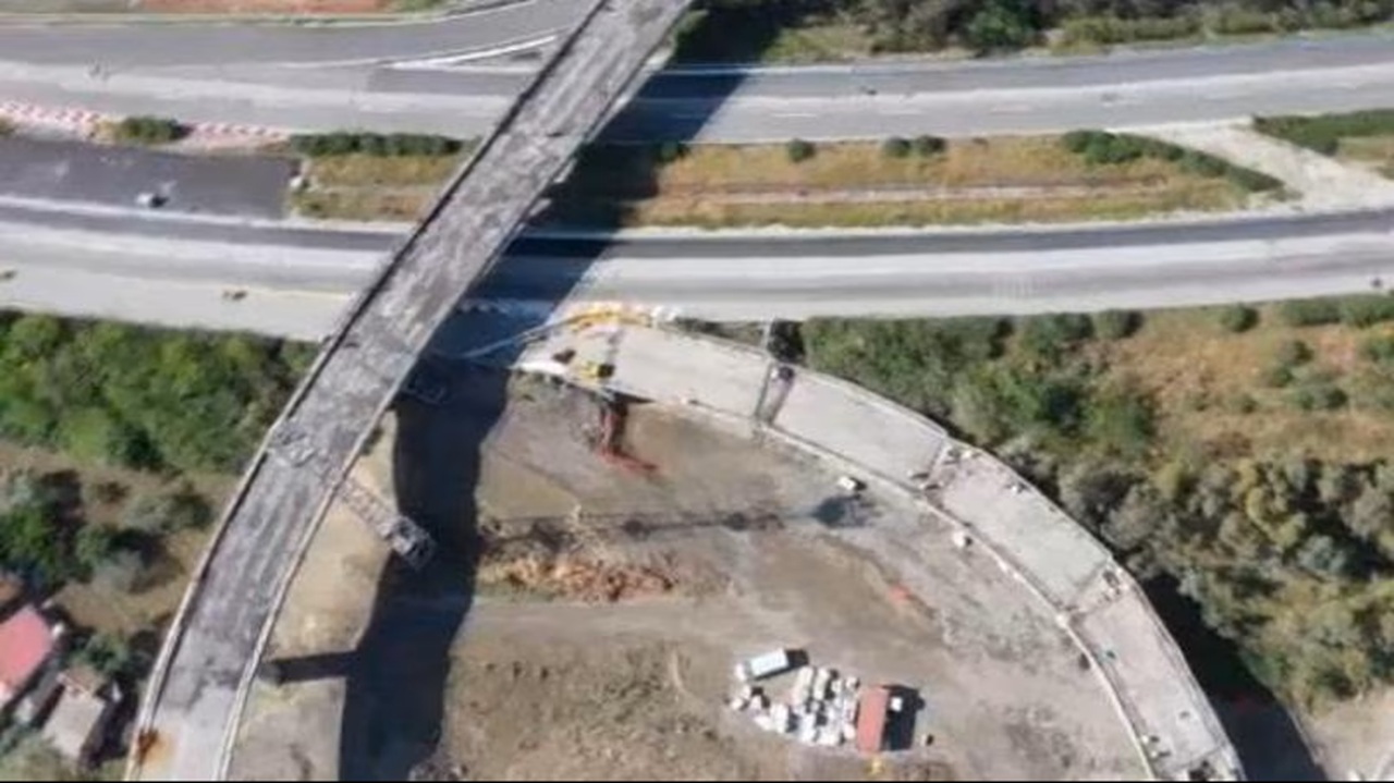 Tir precipita dal viadotto e prende fuoco: morto il conducente, chiusa l’A19 tra Mulinello ed Enna