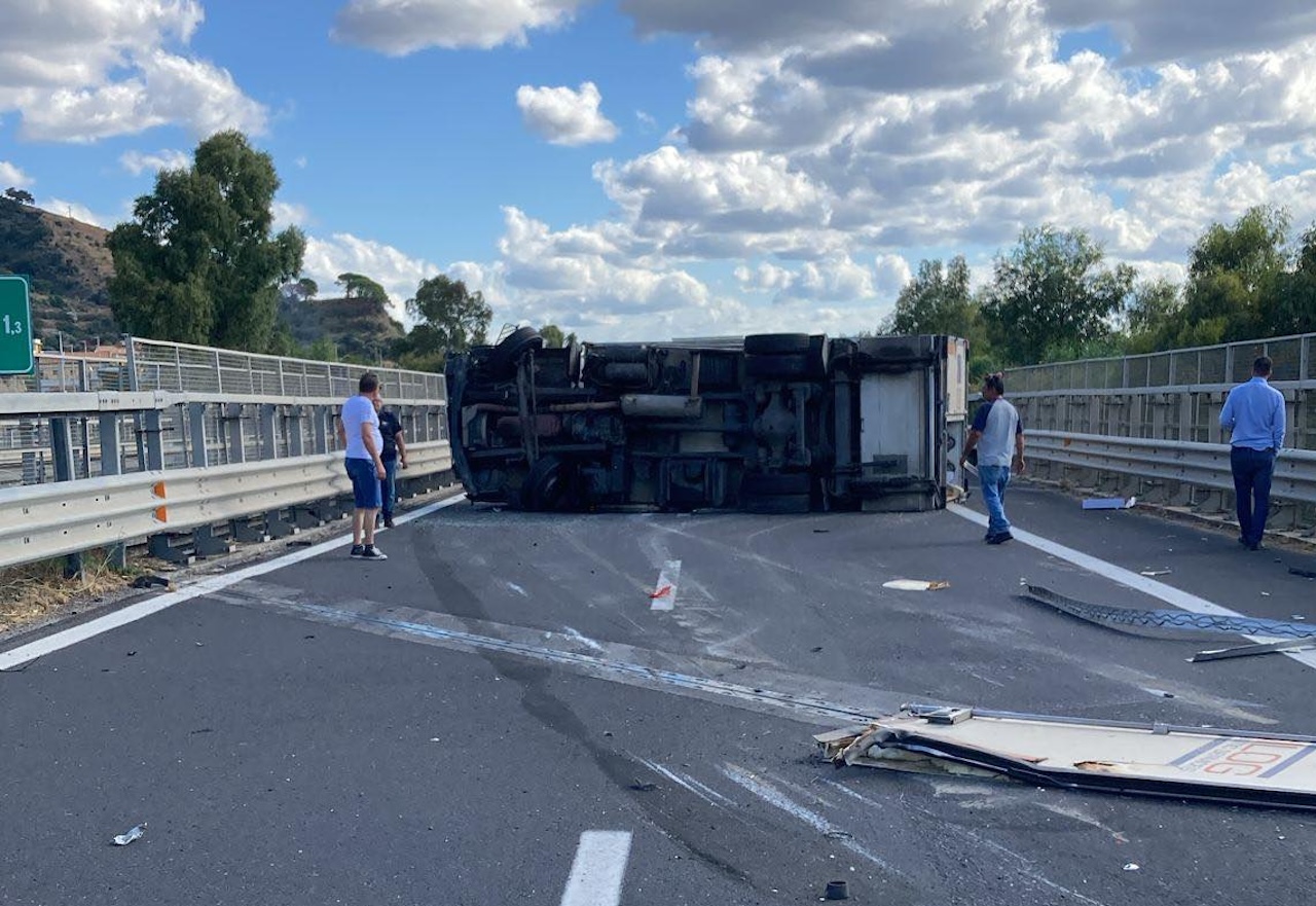 Incidente sulla Catania-Messina: Tir si ribalta nei pressi del casello di Tremestieri, traffico paralizzato